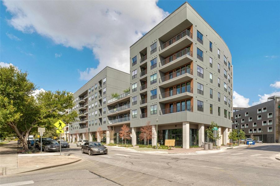 Condo located in Austin, TX showcasing its design and architecture (Image 5).
