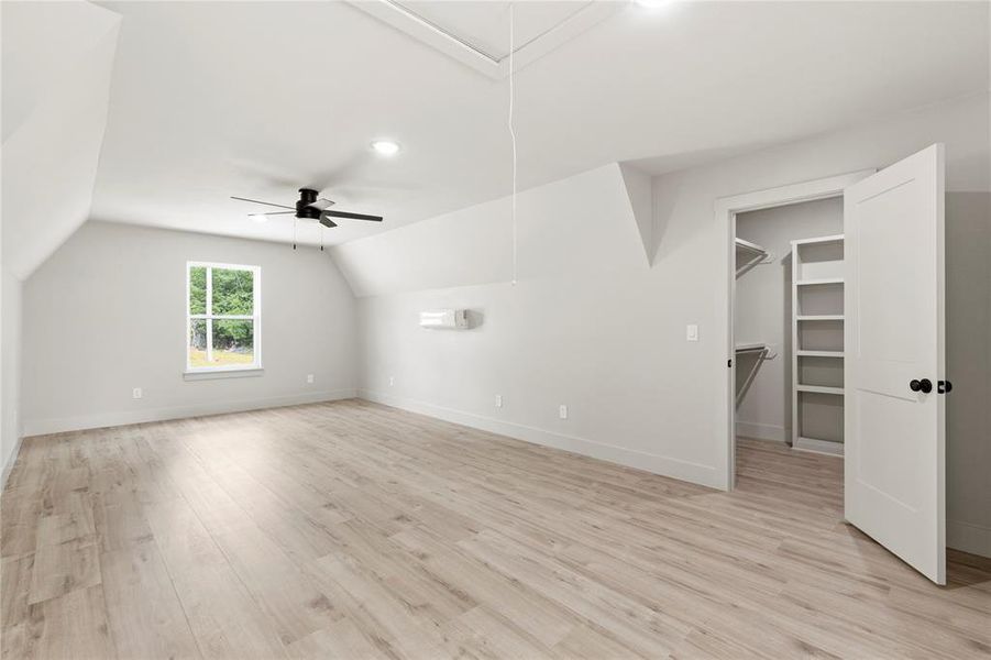 Spacious, unfurnished interior of a new home in , Mineola (Image 31).