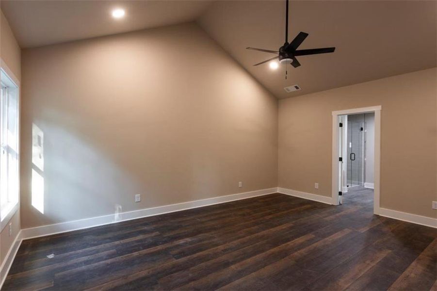 Spacious, unfurnished interior of a new home in , Oxford (Image 33).
