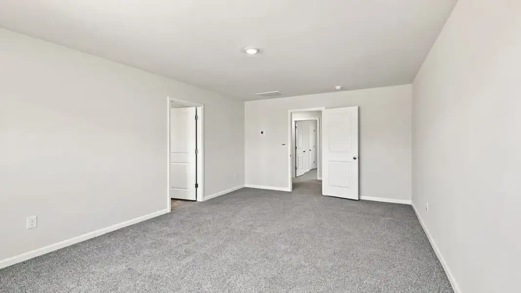 Spacious, unfurnished interior of a new home in Rocky River Ridge, Anderson (Image 36).