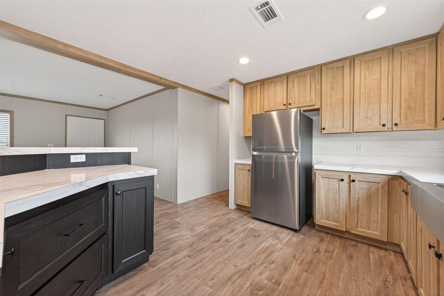 Close-up views showcasing the appliances and finishes, emphasizing quality and functionality. Close-up views showcasing the appliances and finishes, emphasizing quality and functionality.