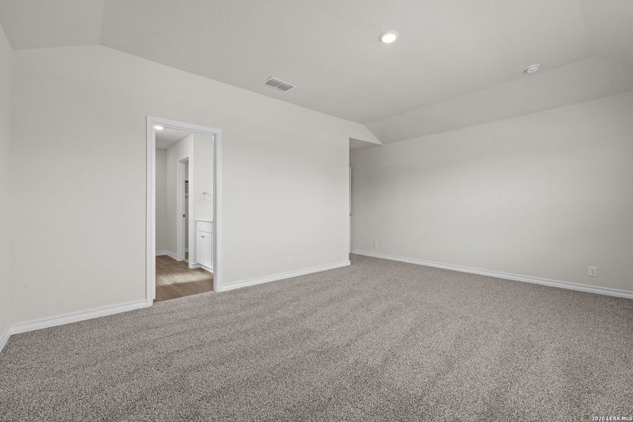 Spacious, unfurnished interior of a new home in Stonehill, San Antonio (Image 18).