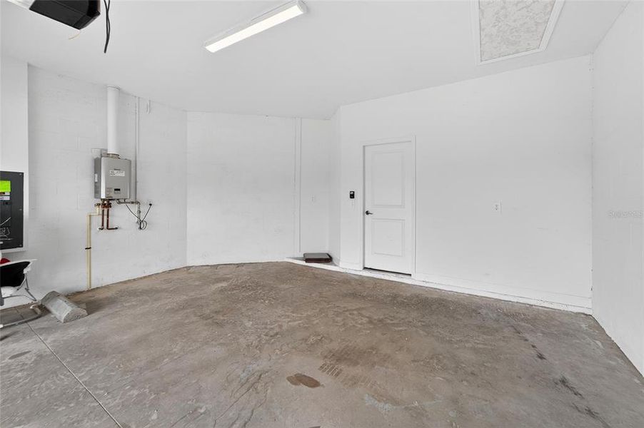 Spacious, unfurnished interior of a new home in , Bradenton (Image 24).