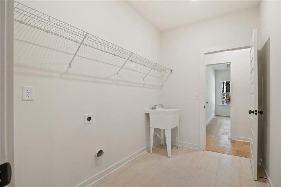 Spacious, unfurnished interior of a new home in , Gainesville (Image 35).