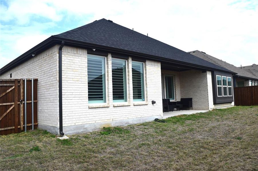 Exterior details and patio area of a home in , Hickory Creek (Image 4).