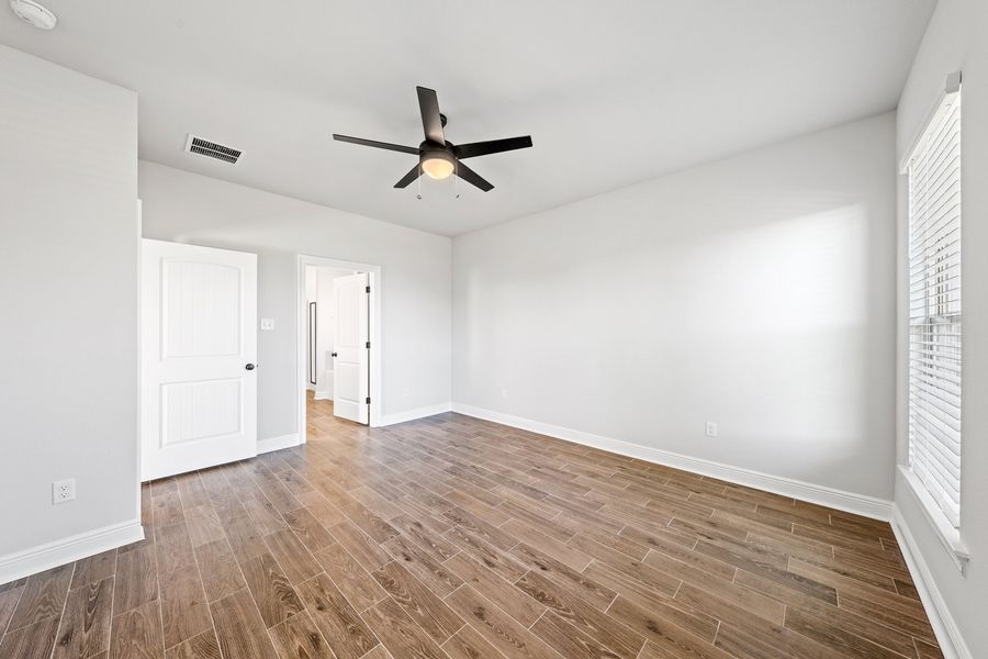 Spacious, unfurnished interior of a new home in Sentinel Ridge, Pace (Image 20).