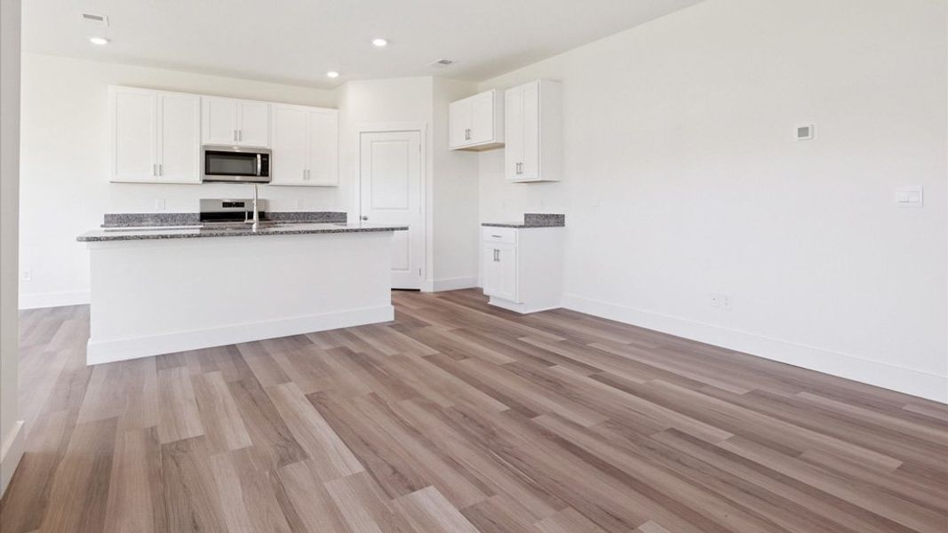 Spacious, unfurnished interior of a new home in Millstone Village, Morristown (Image 7).