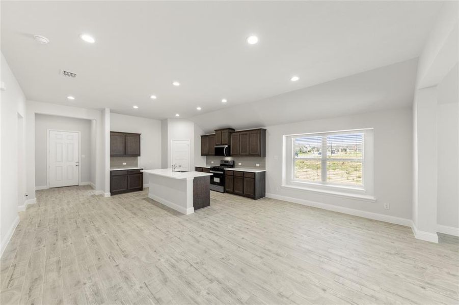 Spacious, unfurnished interior of a new home in Arcadia Trails, Balch Springs (Image 20).