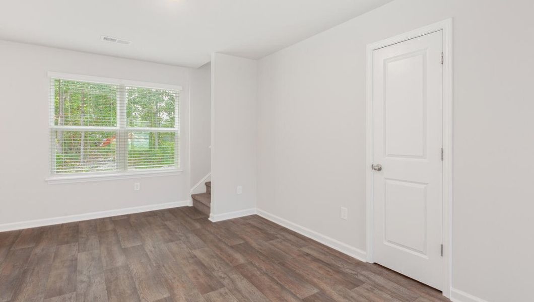 Spacious, unfurnished interior of a new home in Eagle Creek, Bolivia (Image 13).
