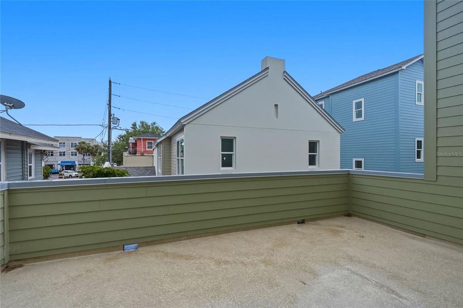 Exterior details and patio area of a home in , St. Petersburg (Image 3).