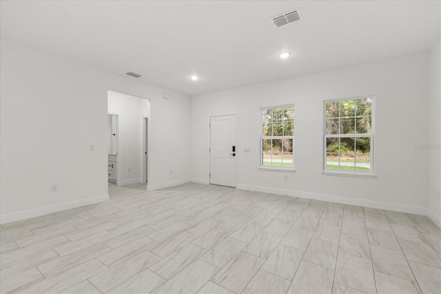 Spacious, unfurnished interior of a new home in , Citrus Springs (Image 27).