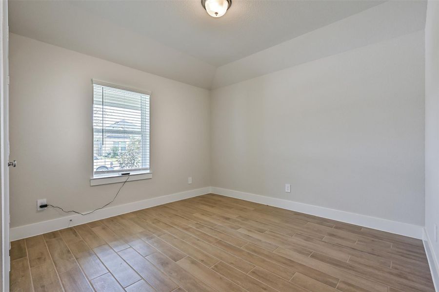 Spacious, unfurnished interior of a new home in Laurel Landing, Alvin (Image 24).