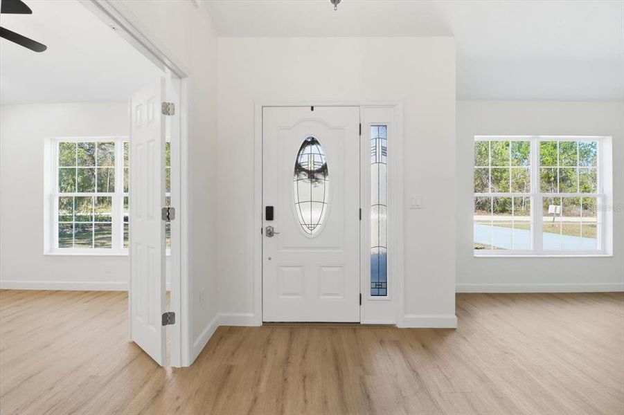 Spacious, unfurnished interior of a new home in , Weeki Wachee (Image 16).