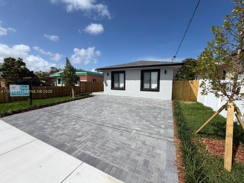 Exterior details and patio area of a home in , Hallandale Beach (Image 20).
