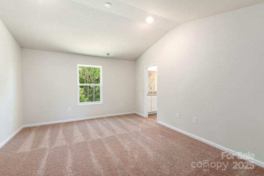 Spacious, unfurnished interior of a new home in Stagecoach Station, Gastonia (Image 13).