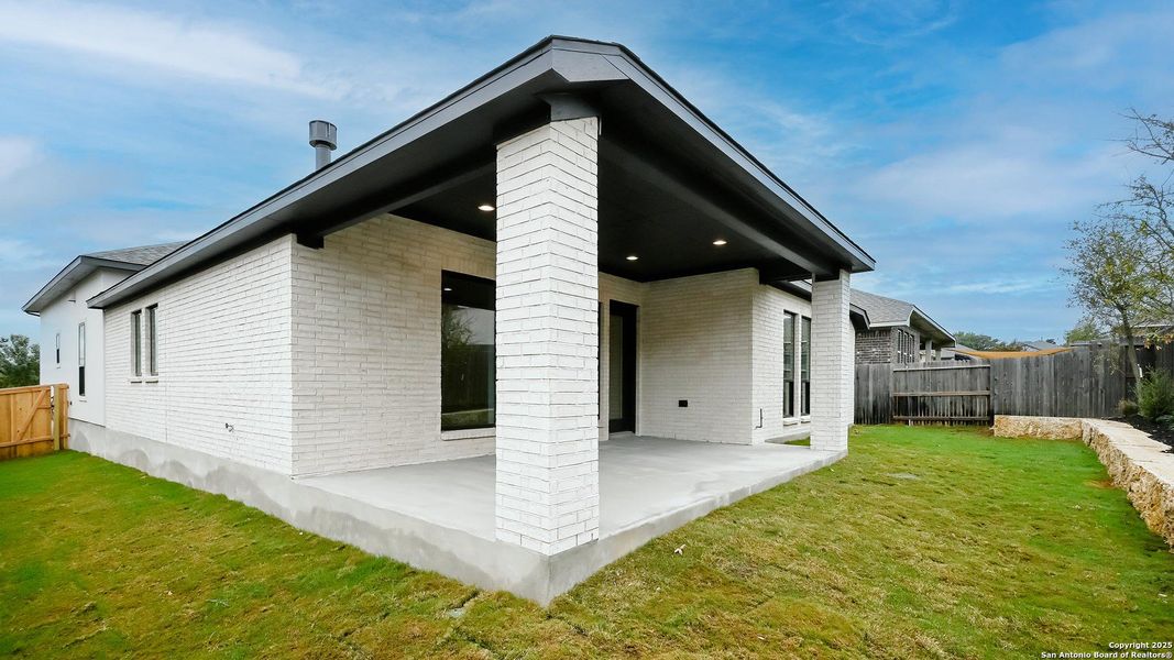 Exterior details and patio area of a home in Veramendi 60', New Braunfels (Image 19).