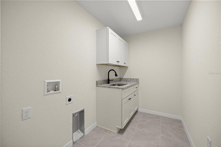 Furnished interior view inside a new home in , Ocklawaha (Image 4).