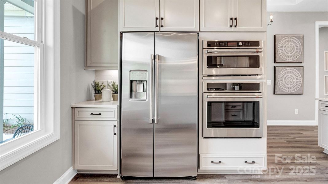 Model photo used for reference