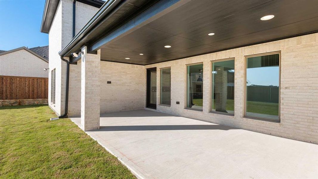 Exterior details and patio area of a home in Ventana 70', Fort Worth (Image 2).