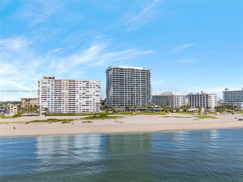 Condo located in Pompano Beach, FL showcasing its design and architecture (Image 33).