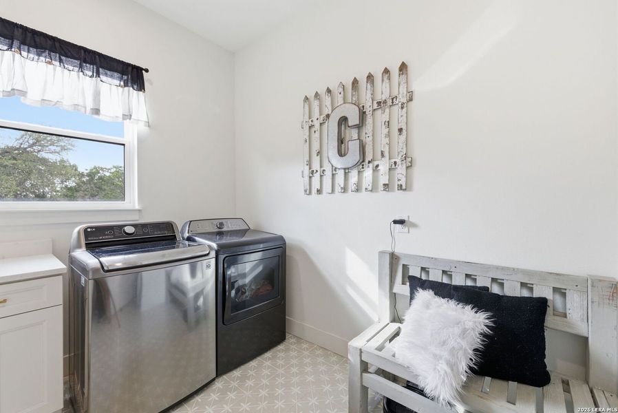Furnished interior view inside a new home in , Bandera (Image 36).