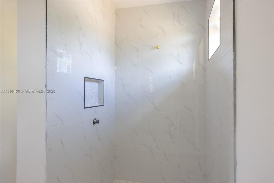 Spacious, unfurnished interior of a new home in , Lehigh Acres (Image 10).