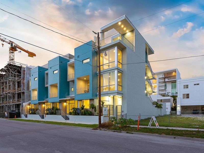 Condo located in Sarasota, FL showcasing its design and architecture (Image 4).
