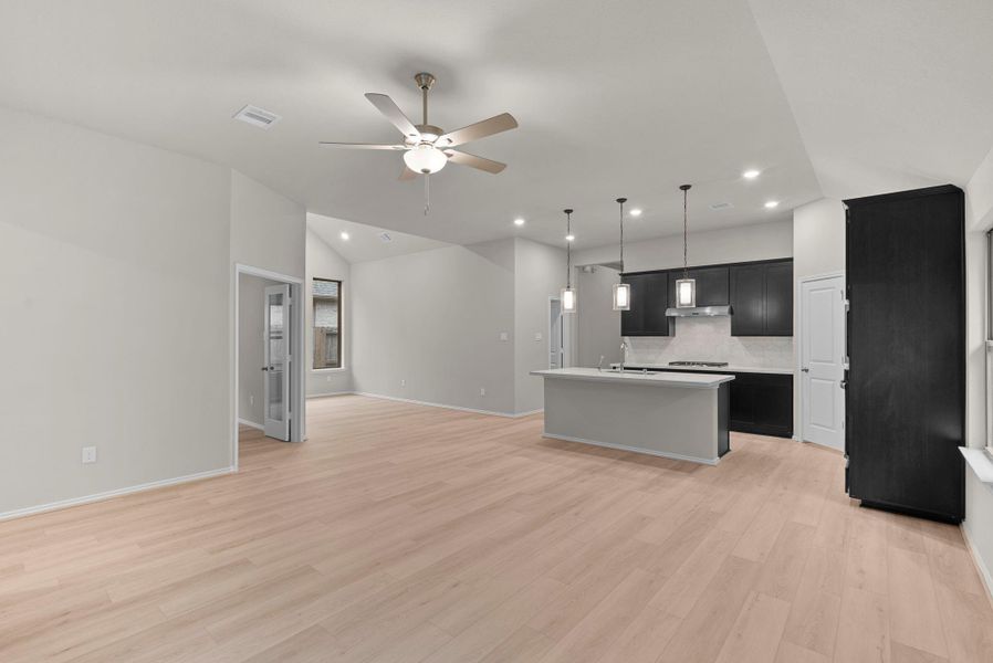 Spacious, unfurnished interior of a new home in The Highlands 45', Porter (Image 17).