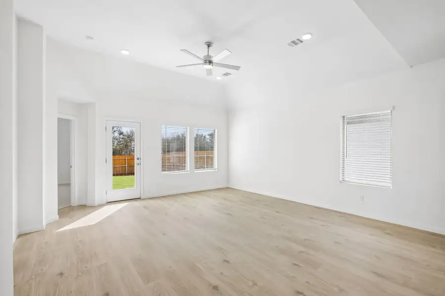 Spacious, unfurnished interior of a new home in Trinity Ranch, Elgin (Image 19).