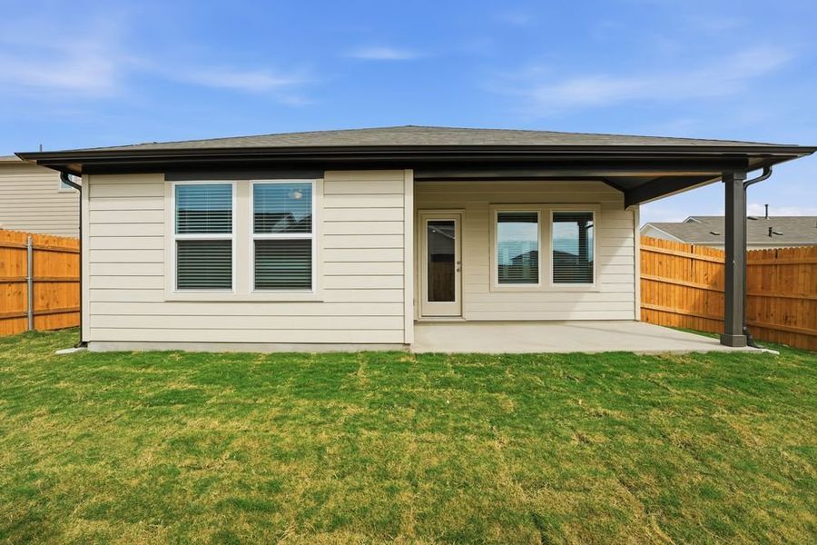 Exterior details and patio area of a home in Longview, Del Valle (Image 3).