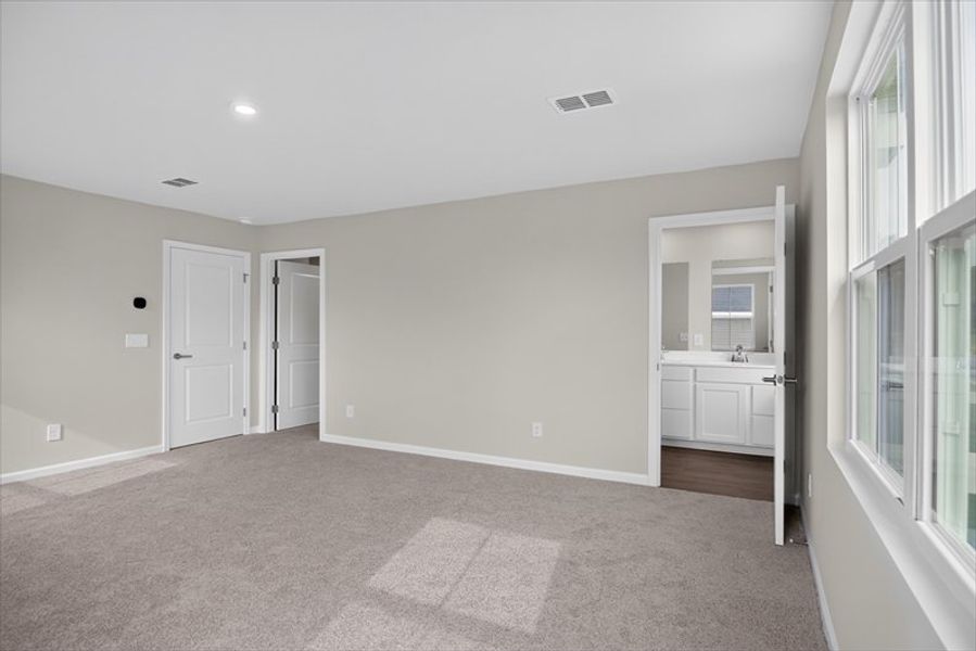 Spacious, unfurnished interior of a new home in Everly, Spartanburg (Image 21).