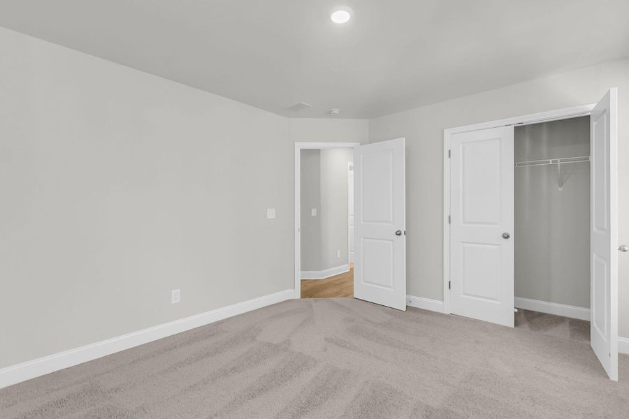 Spacious, unfurnished interior of a new home in Sweetgrass Station, Summerville (Image 15).