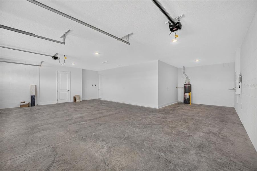 Spacious, unfurnished interior of a new home in , Ocala (Image 26).