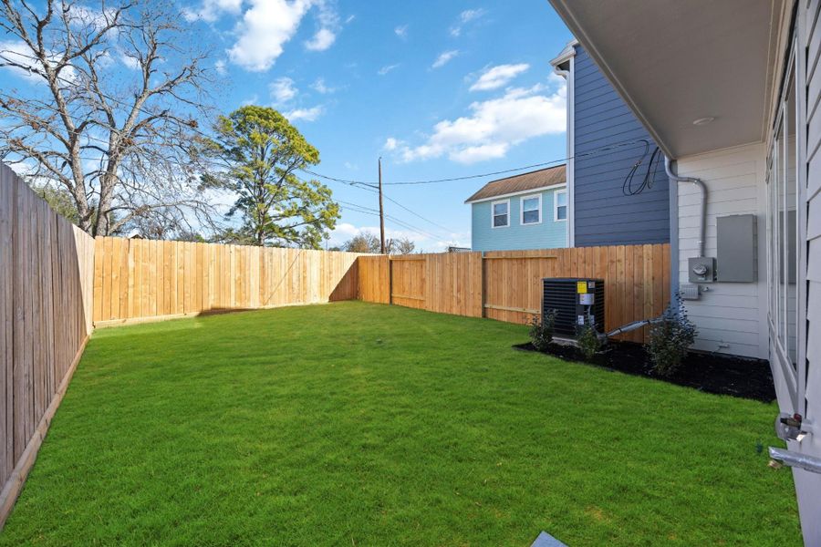 Exterior details and patio area of a home in Sunset Heights, Houston (Image 4).