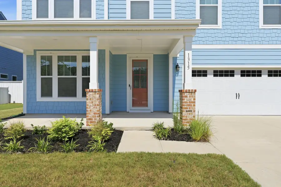 Exterior details and patio area of a home in , Ravenel (Image 24).