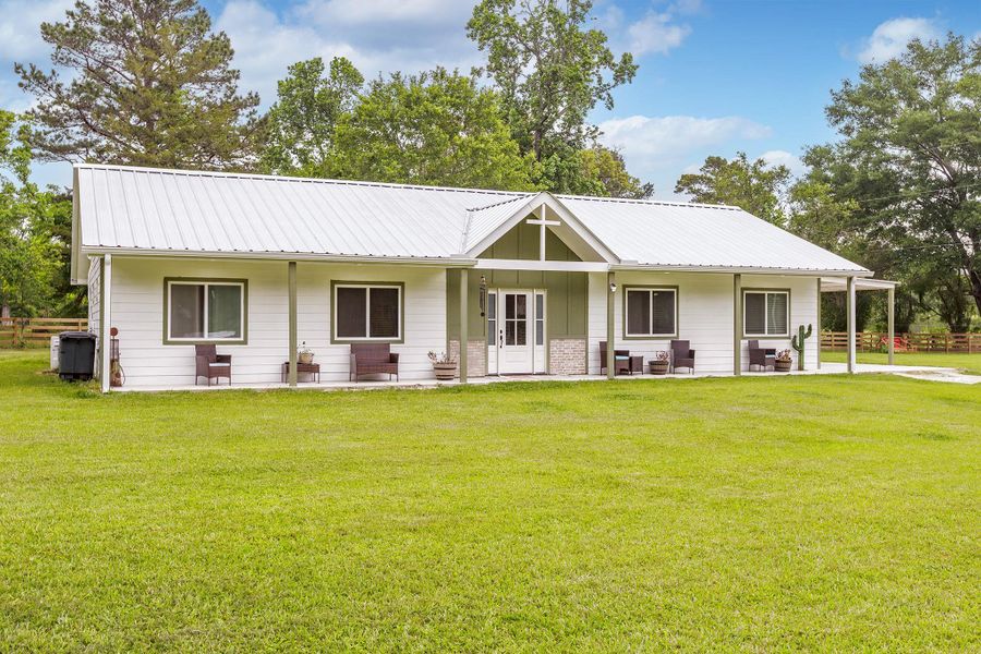 Exterior details and patio area of a home in , Lufkin (Image 18).