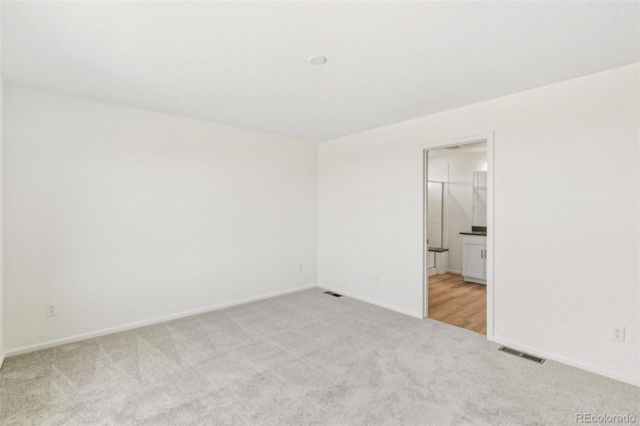 Spacious, unfurnished interior of a new home in , Aurora (Image 9).