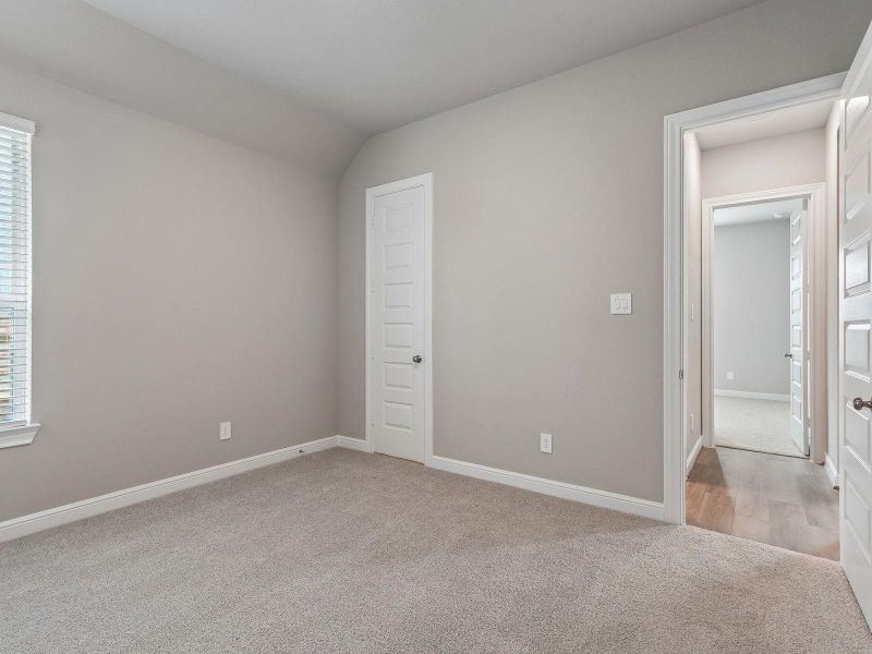Spacious, unfurnished interior of a new home in Massey Oaks - Estate Series, Pearland (Image 16).