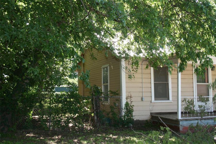 Exterior details and patio area of a home in , Weatherford (Image 5).