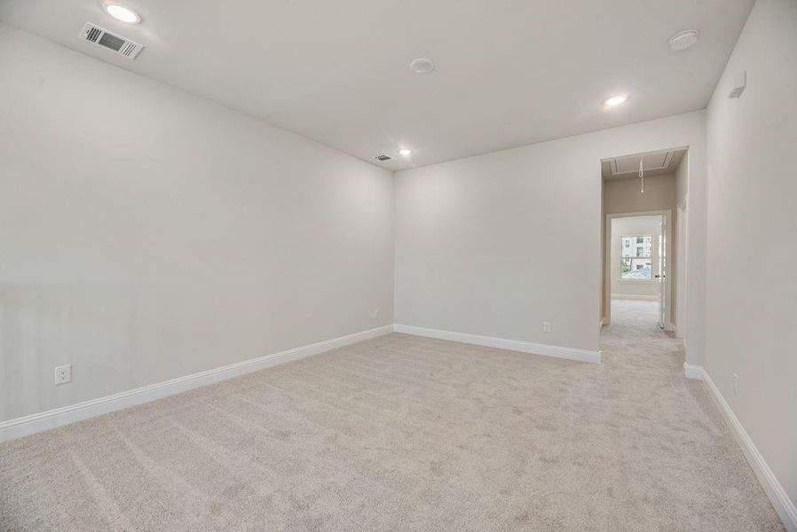 Spacious, unfurnished interior of a new home in Bayside, Rowlett (Image 35).