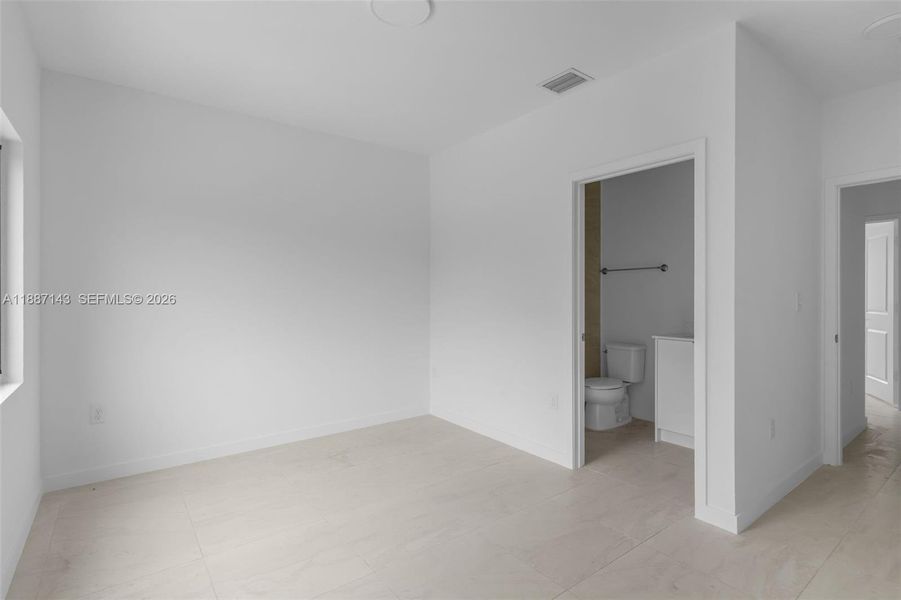 Spacious, unfurnished interior of a new home in , Miami (Image 10).
