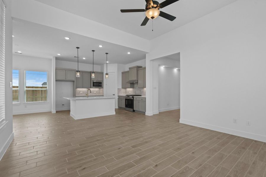 Spacious, unfurnished interior of a new home in Riceland, Mont Belvieu (Image 19).