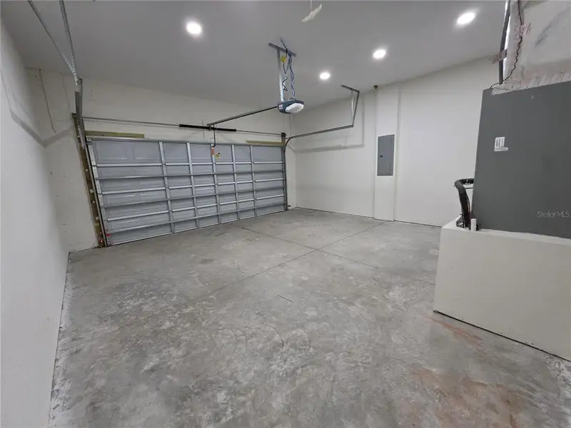Spacious, unfurnished interior of a new home in , Gainesville (Image 10).