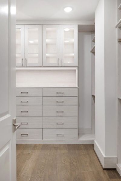 Built-in glass cabinetry and drawers. Built-in glass cabinetry and drawers.