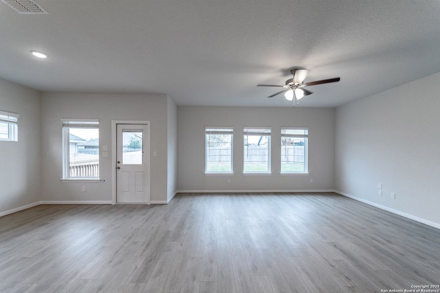 Spacious, unfurnished interior of a new home in Cloud Country, New Braunfels (Image 11).
