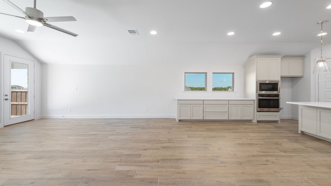 Spacious, unfurnished interior of a new home in Hillstead 50', Lavon (Image 73).