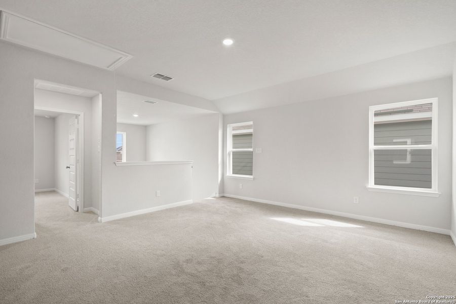 Spacious, unfurnished interior of a new home in Timber Creek, San Antonio (Image 33).