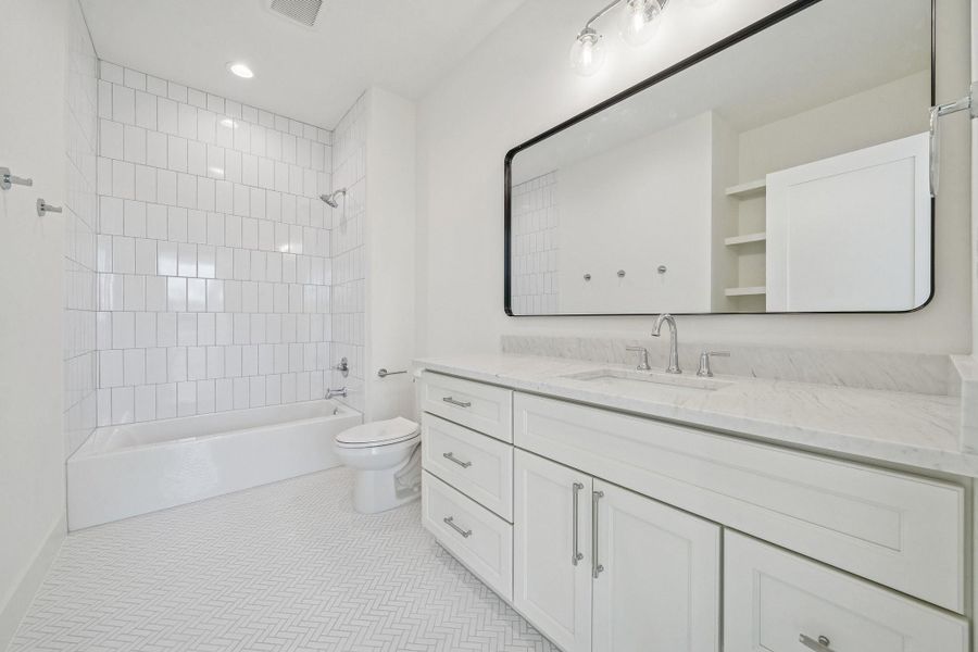 The ensuite bathroom with the upstairs front secondary bedroom.