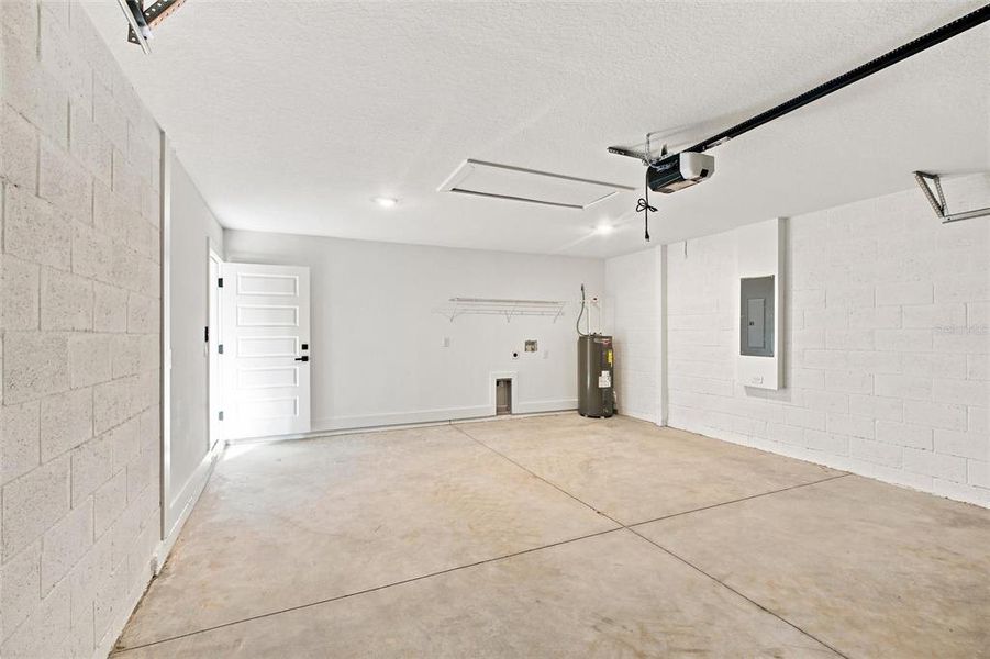 Spacious, unfurnished interior of a new home in , Sebring (Image 39).
