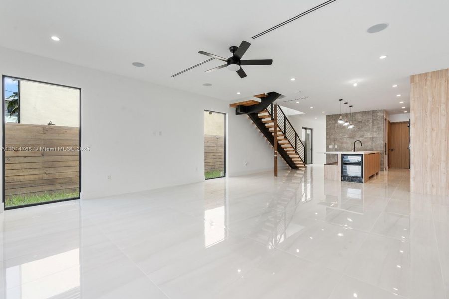Spacious, unfurnished interior of a new home in , Fort Lauderdale (Image 13).